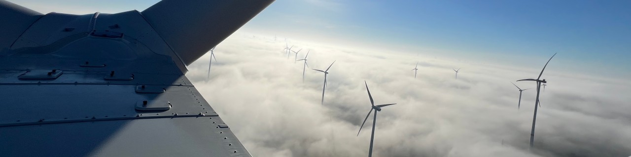 Blick von einer Windkraftanlage auf einen Windpark