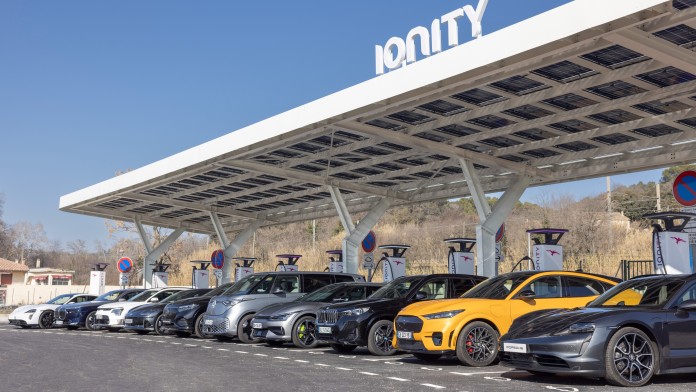 Mehrere Autos nebeneinander an E-Ladestation