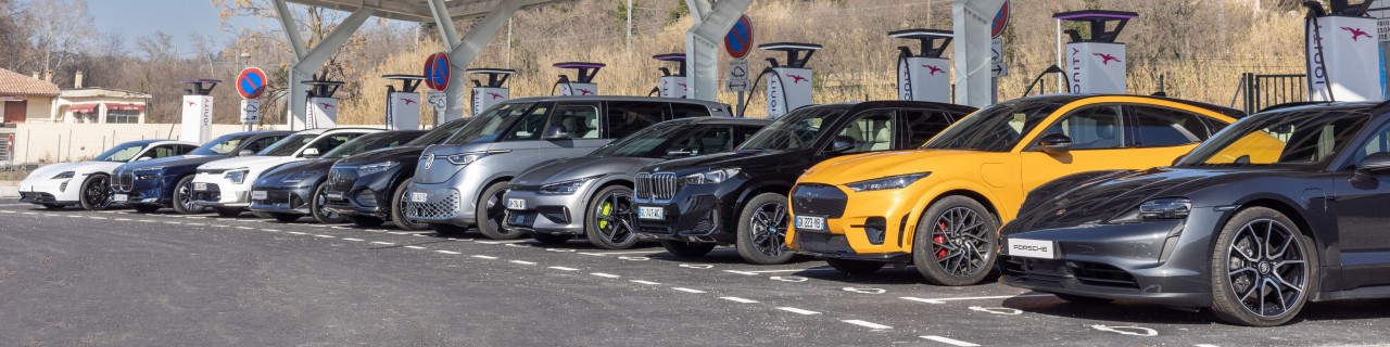 Mehrere Autos nebeneinander an E-Ladestation
