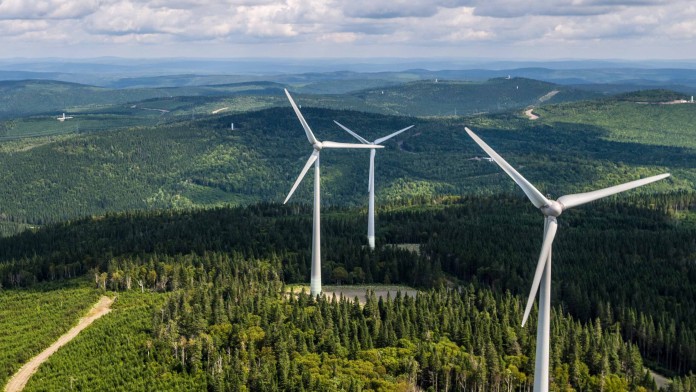Windräder auf waldigen Hügeln