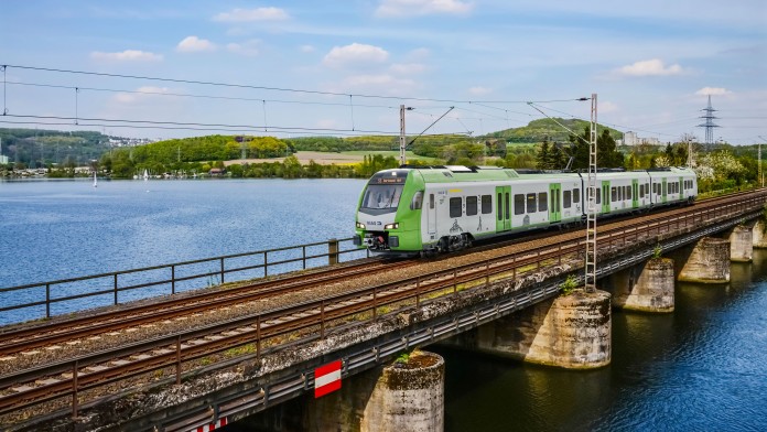 S-Bahn fährt über eine Brücke