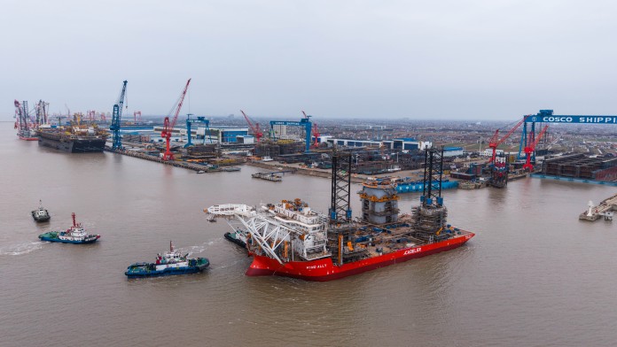 Windkrafterrichterschiff im Hafen