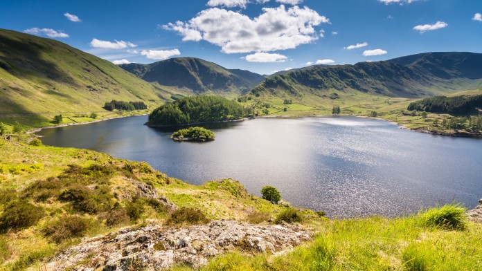 Stausee in hügeliger Landschaft