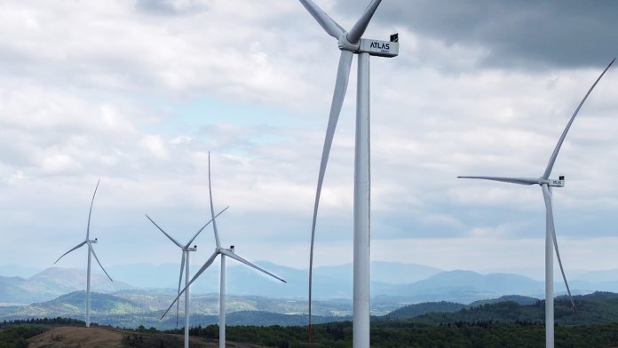 Windräder in bergiger Landschaft