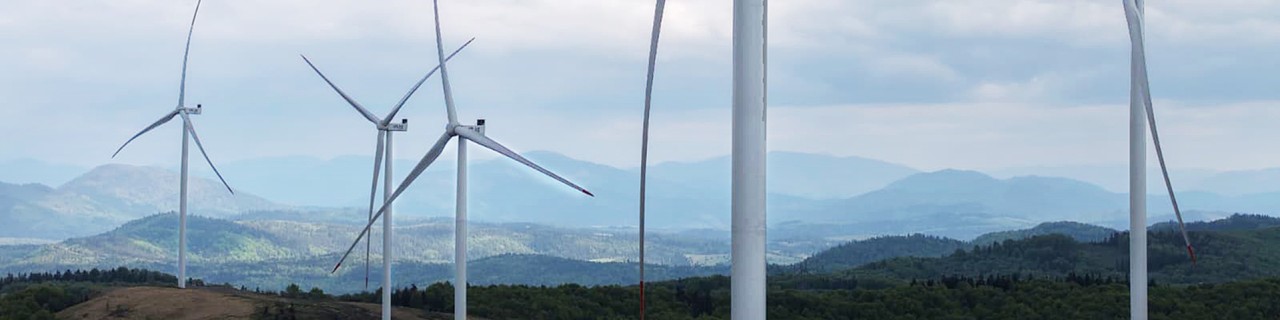 Windräder in bergiger Landschaft