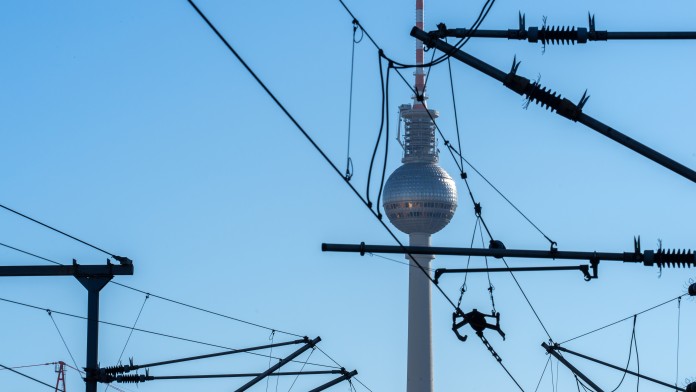 Stromleitungen mit Berliner Fernsehturm im Hintergrund