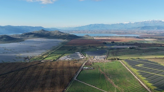 Landschaft mit sehr großen Photovoltaikanlagen