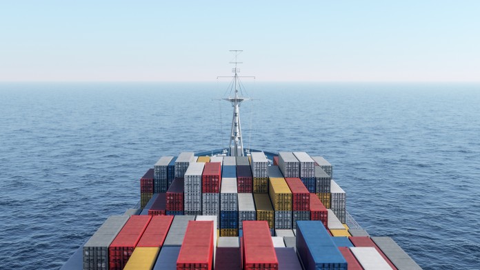 Großes Containerschiff segelt auf dem Meer