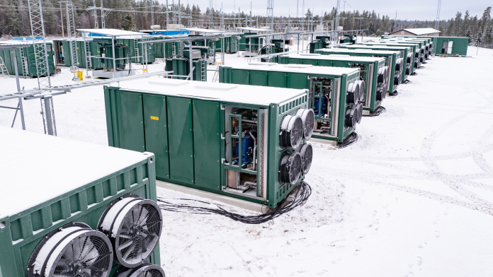 Batteriespeicheranlage in Schneelandschaft