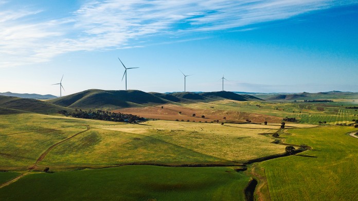 Landschaft mit Windrädern
