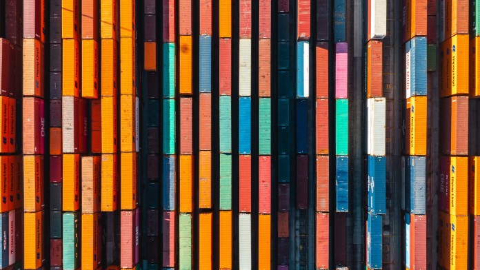 Bunte Schiffscontainer aus der Vogelperspektive