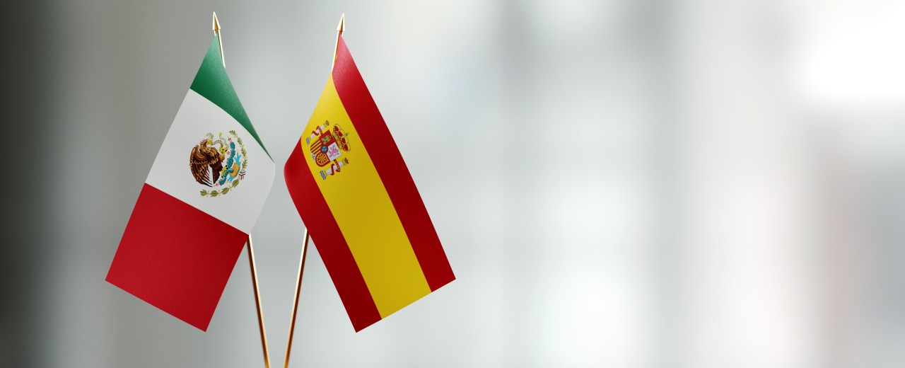 Spanische und mexikanische Flagge paar auf einem Schreibtisch