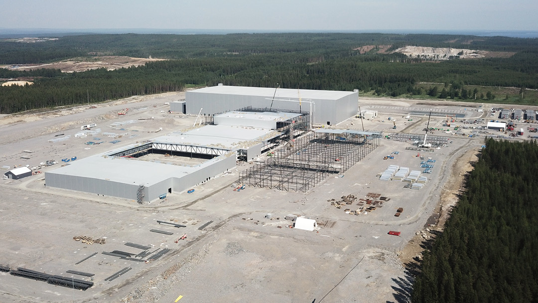 Luftbildaufnahme einer Fabrik im Bau