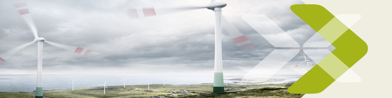 Windräder auf hügeliger Landschaft