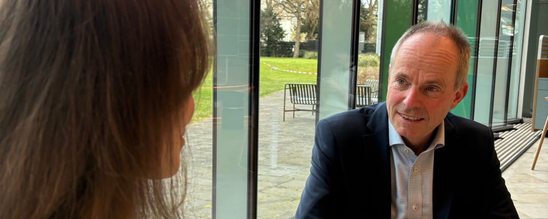 KfW IPEX-Bank employee Stefan Eitel in conversation with his interview partner.