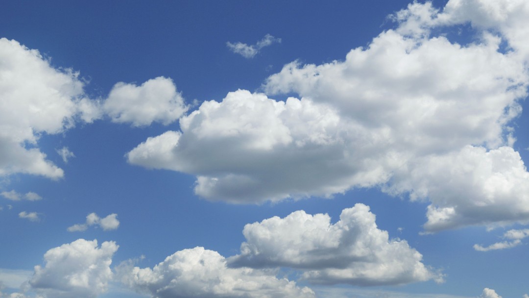blauer Himmel mit Wolken
