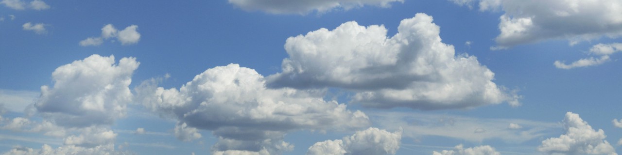 blauer Himmel mit Wolken