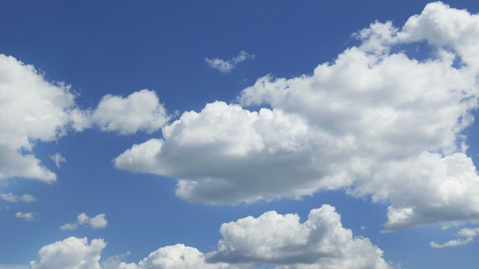 blauer Himmel mit Wolken