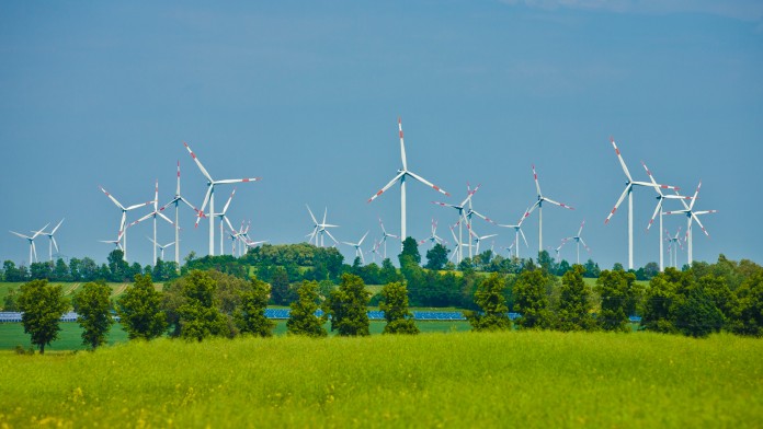 Windräder eines Windparks, im Mai 2011, Deutschland