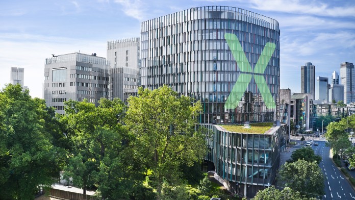 Firmengebäude der KfW IPEX-Bank mit einem grünen X auf der Fassade